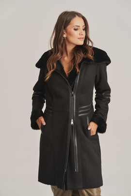 Dámský kožich s kapucí v černé barvě